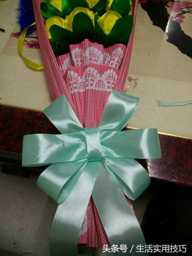 包花束的包法图解步骤 玫瑰礼盒包装方法